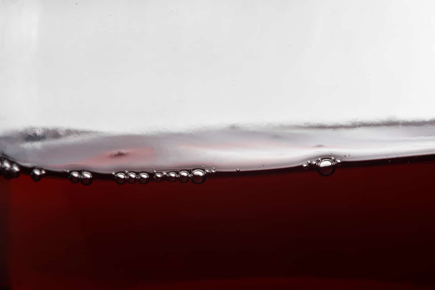 Chiarifica del vino: tecniche moderne per garantire limpidezza e stabilità