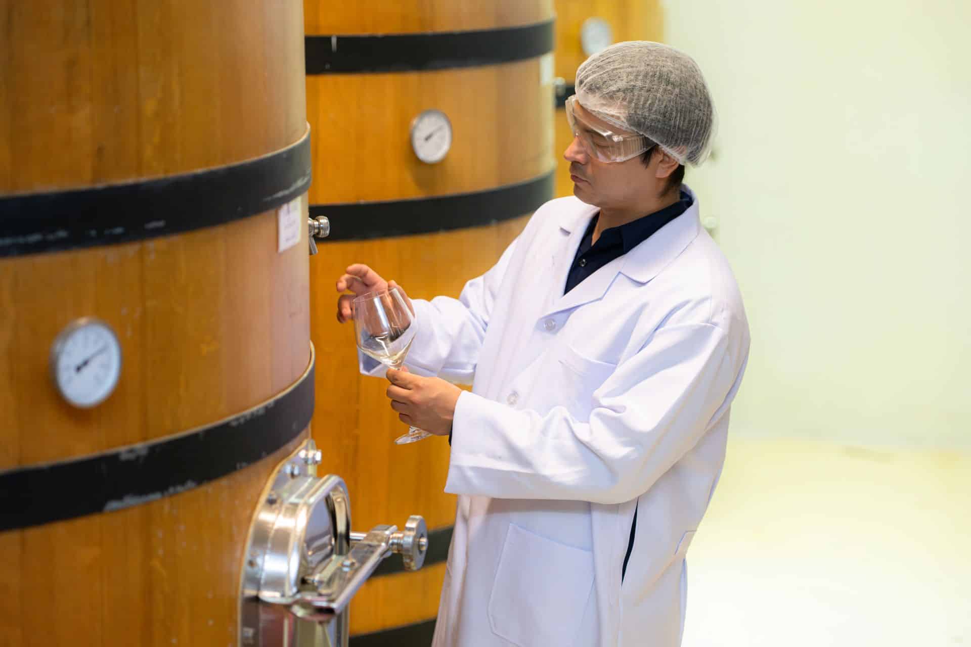 Tenuta proteica del vino bianco: tecniche analitiche e soluzioni chiarificanti